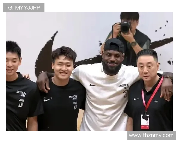 詹姆斯与足球明星同框合影展现运动员之间的友谊与激情