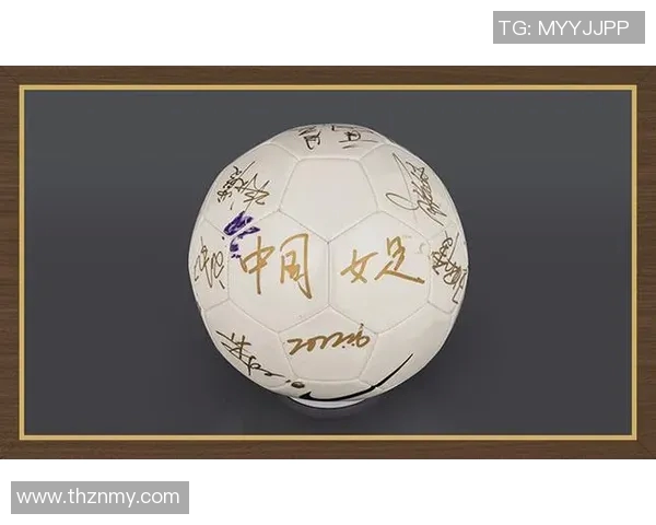 足球明星亲切为小粉丝签名瞬间温暖人心传递梦想与希望