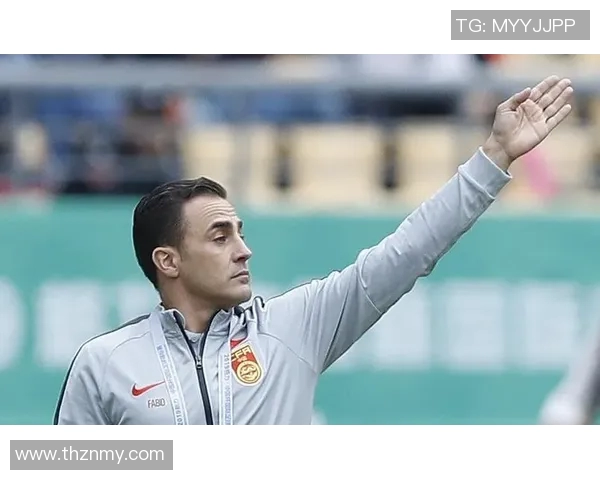 足球明星因表现不佳被教练罚打球引发媒体热议与球迷关注